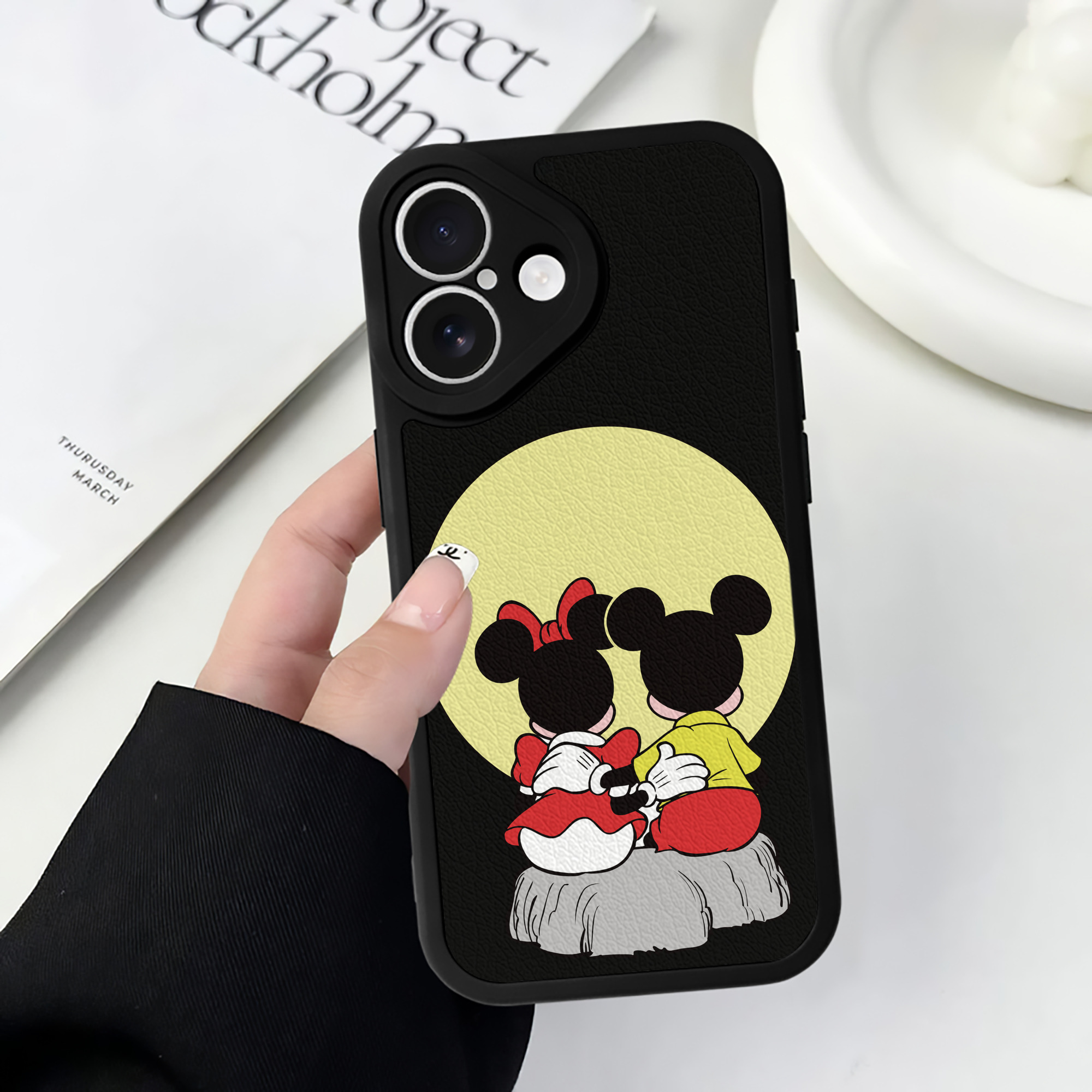 （画像用） ミッキーマウス Mickey Mouse 【iPhone 16シリーズ対応】シリコンスマホケース（レザー調） 材質：シリコン